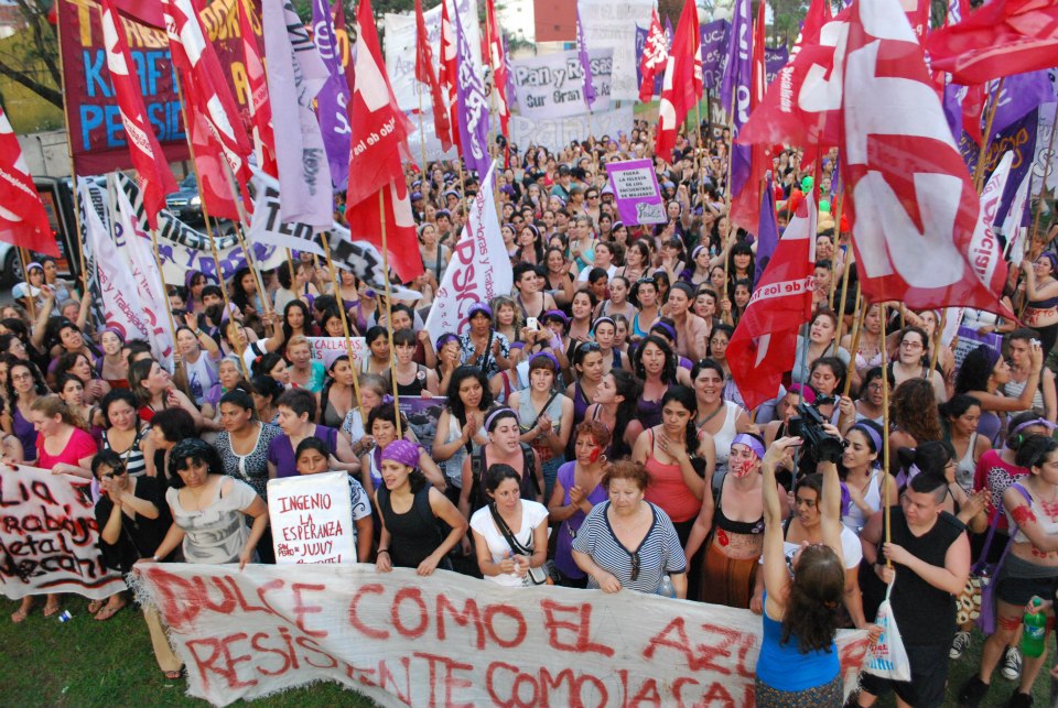 Marchamos junto ao Pan y Rosas pelo direito ao aborto legal, seguro e gratuito, contra a violência às mulheres e pelo direito das mulheres trabalhadoras e da juventude!