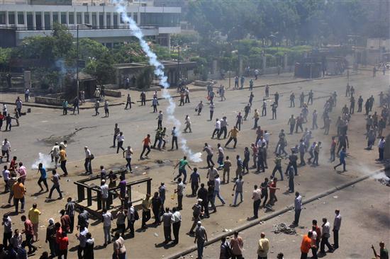 Egito: o Exército busca impor a ordem a sangue e fogo