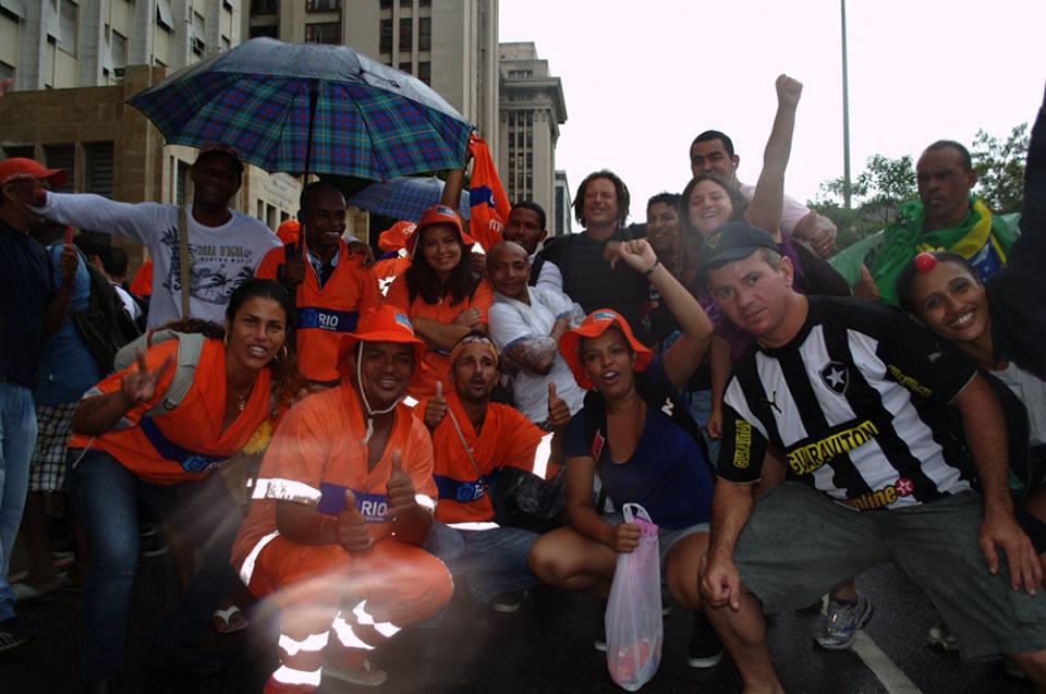 Em Irajá, cumprimentando os vitoriosos garis do Rio Janeiro