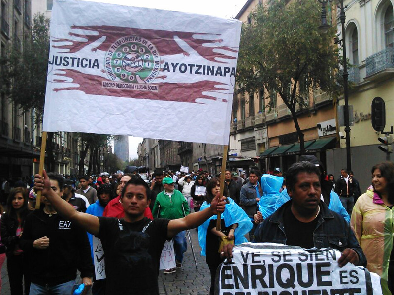 No México, marcharam milhares de trabalhadores pelos 43 estudantes desaprecidos