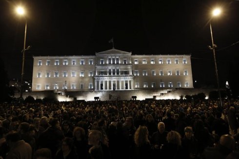 Milhares de gregos se mobilizam na praça Syntagma contra a decisão do BCE