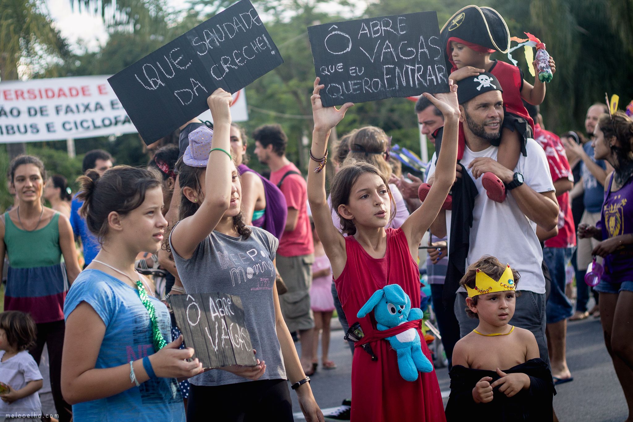 Bloco de Carnaval "Oh abre vagas" denuncia Reitoria da USP e exige abertura de vagas nas Creches