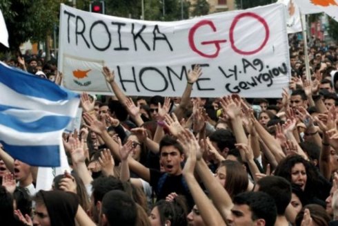 Mais que nunca, com o povo grego pela anulação da dívida