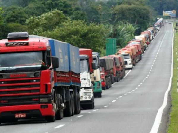 Greve de caminhoneiros intensifica as paralisações de estradas