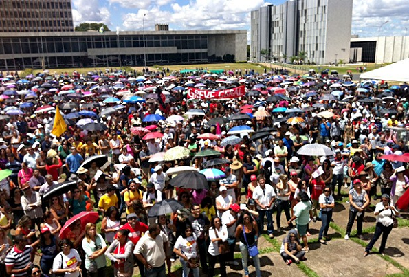 Professores de Brasília: presente!