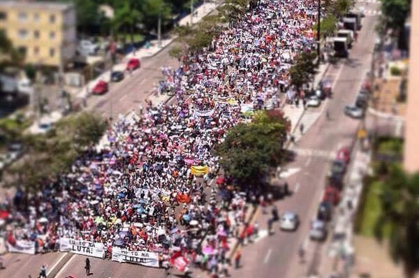 Os milhares nas ruas de Curitiba e a greve em Brasília mostram o caminho para os professores de todo o país