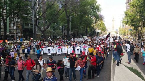 O México se mobiliza contra a repressão aos professores e pelos 43 normalistas