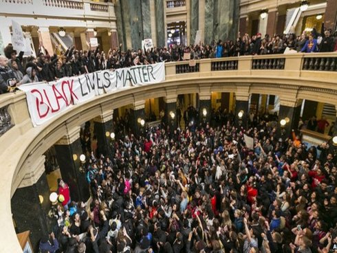 EUA: Estudantes ocupam o Capitólio de Wisconsin