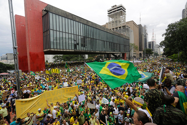 Governo Dilma em xeque, mas a resposta não pode fortalecer a direita