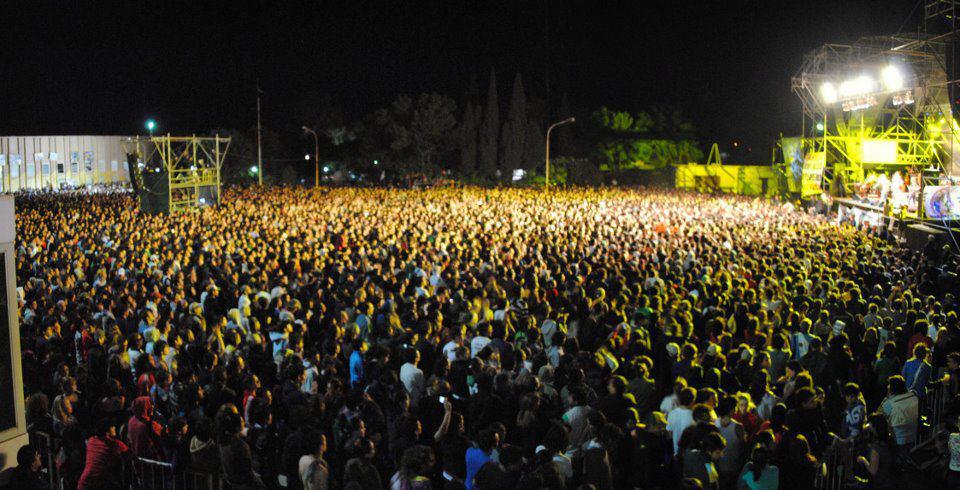 15 mil jovens e trabalhadores no festival sem polícia no pátio da fábrica sem patrões 