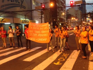 Corte de Rua dos estudantes da Unicamp em apoio a luta dos Garis no RJ!