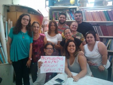 Professores da EE Maria Eugenia Martins da ZO de SP em apoio à greve dos garis do RJ!