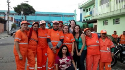Professora Maíra e Natalia do grupo de mulheres Pão e Rosas junto com as garis do ABC